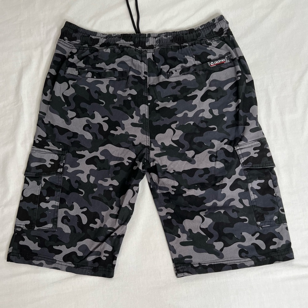 AKADEMIKS Men's Black Camouflage Shorts Size Large  Cargo New